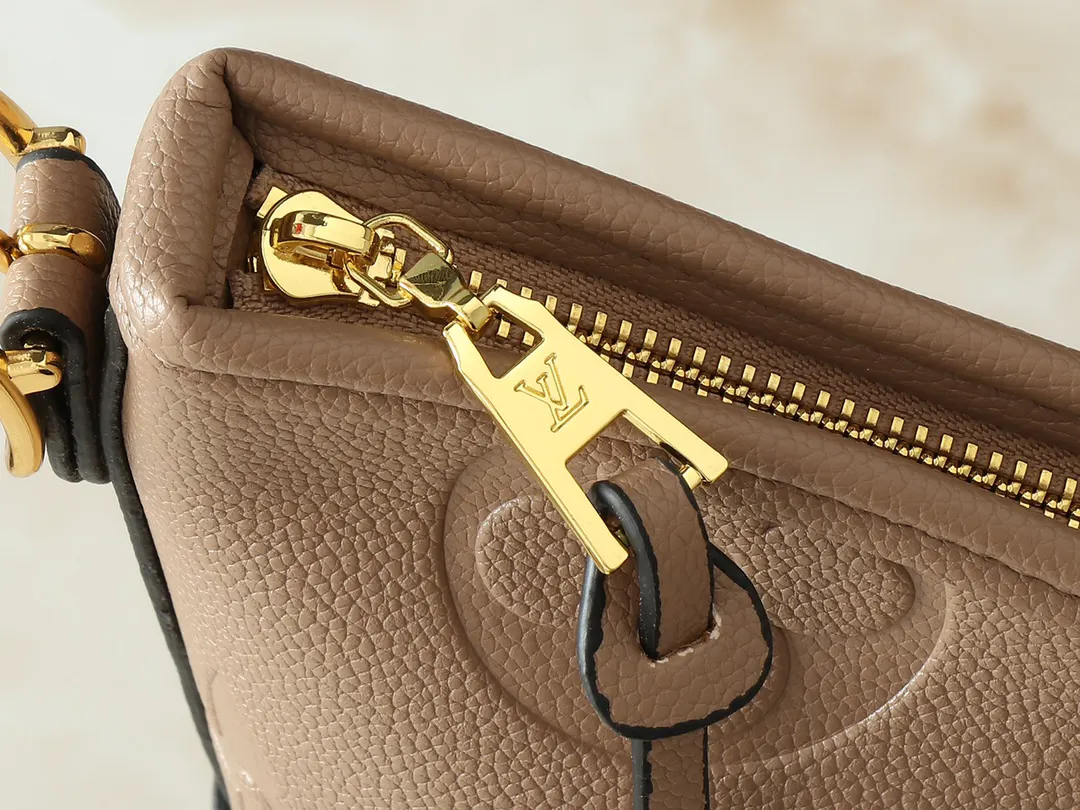 CarryAll Monogram 手拿包 精致手拿款