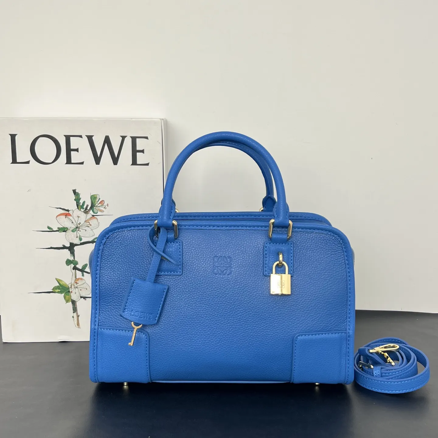 Loewe 牛皮手提包 精選款(數字10) Loewe 牛皮手提包 精選款(數字10)