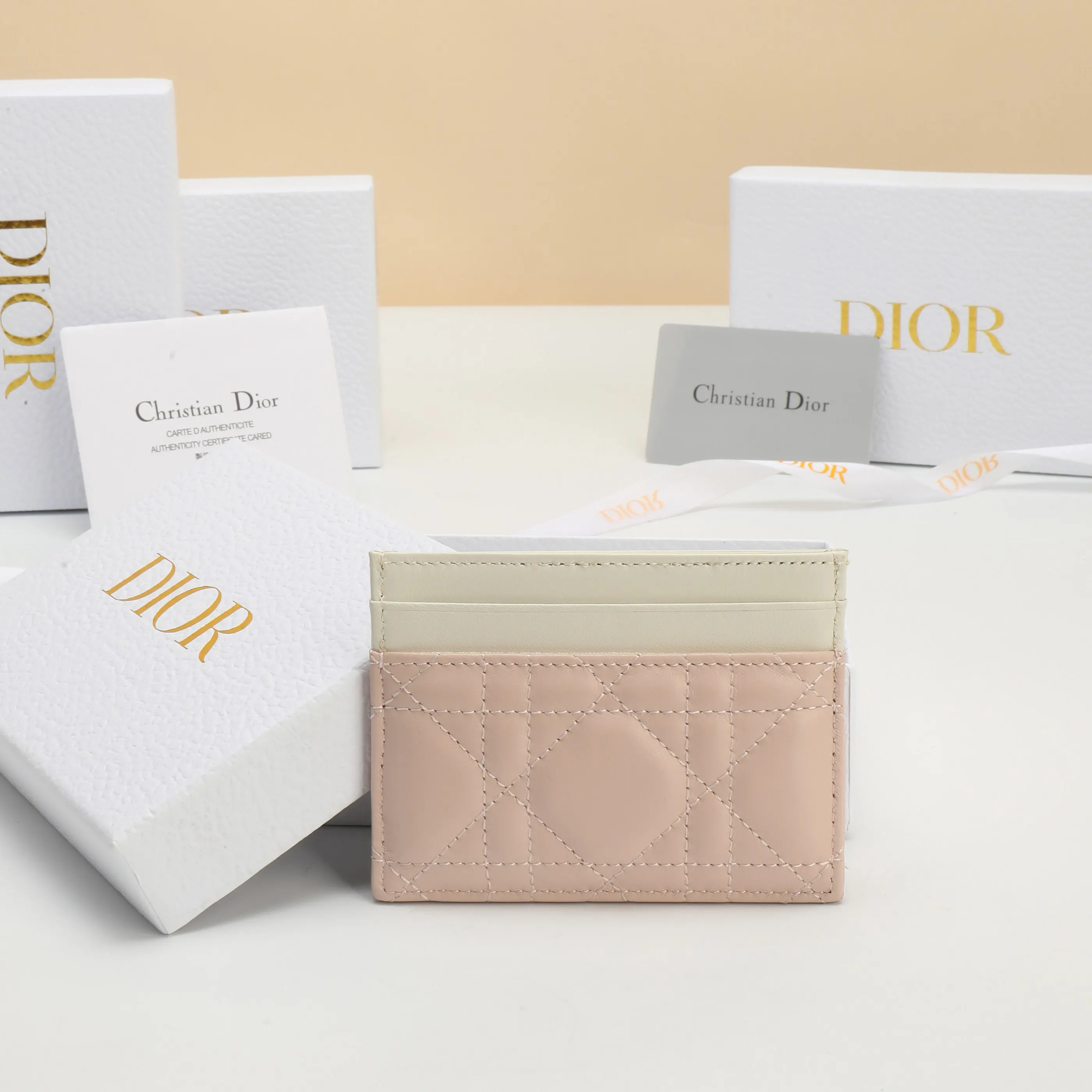 Dior Lady Dior Lady 白色羊皮卡夾 精緻配飾(數字5) Dior Lady Dior Lady 白色羊皮卡夾 精緻配飾(數字5)