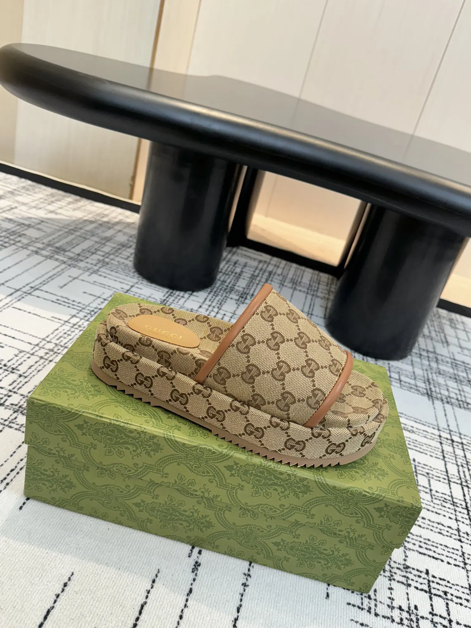 Gucci GG老花平底拖鞋 棕色休闲款