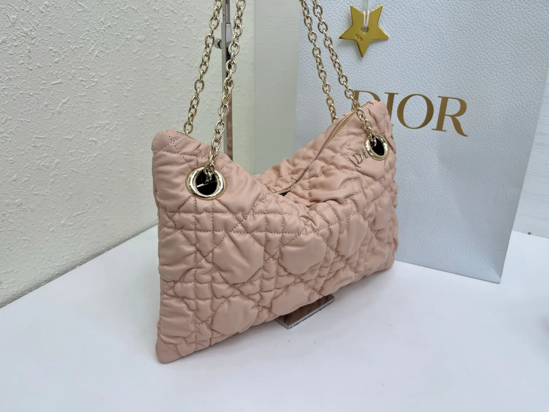 Dior 突显饰以蓬蓬超大藤格纹的新材质 为经典图案注入立体风 链条包 精致链条款