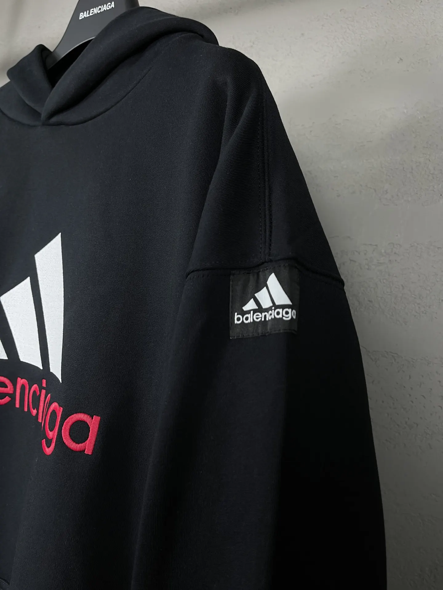 Balenciaga 聯名標識連帽衛衣 黑色(數字9) Balenciaga 聯名標識連帽衛衣 黑色(數字9)