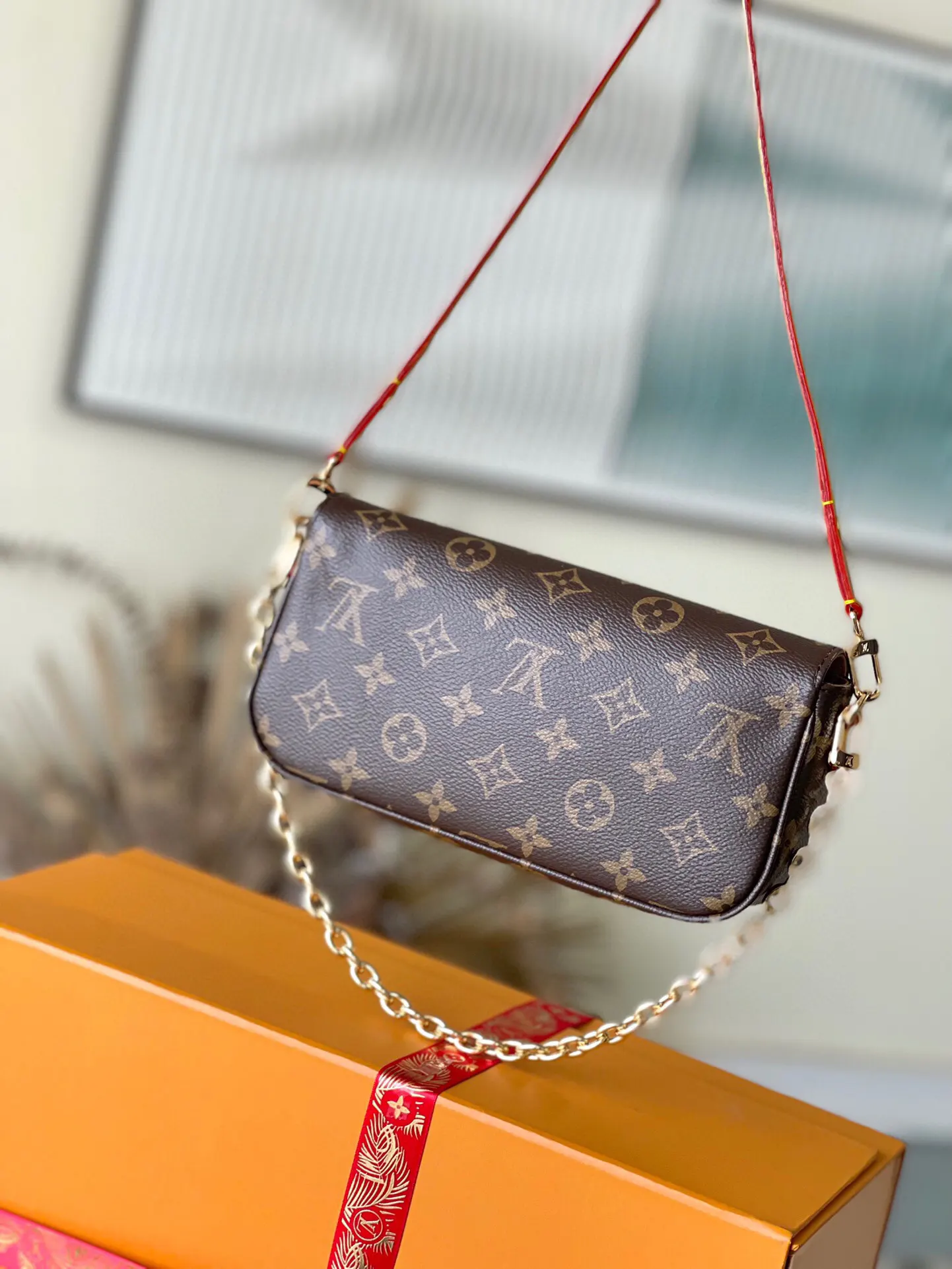 LV Ivy Classic Monogram, Chain Bag, Shoulder Crossbody Image 3 LV Ivy Classic Monogram, Chain Bag, Shoulder Crossbody Image 3
