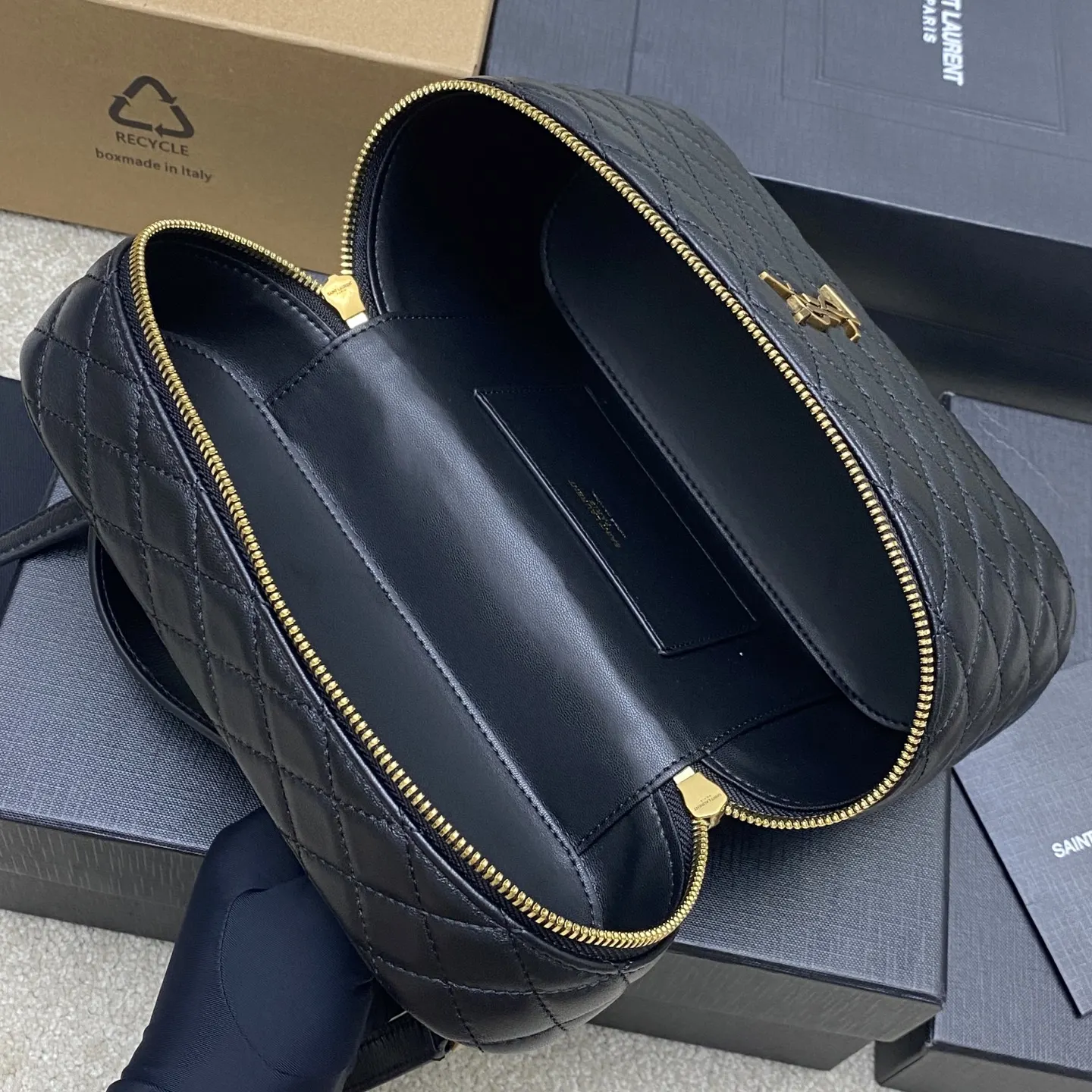 羊皮 黑羊皮 金 最新巨无霸化妝包 羊皮質感的大 手拿包 精致手拿款(數字9) 羊皮 黑羊皮 金 最新巨无霸化妝包 羊皮質感的大 手拿包 精致手拿款(數字9)