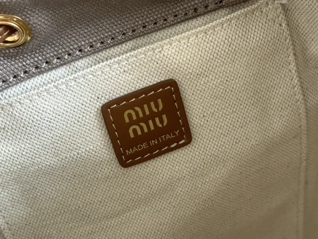 Miu 小牛皮 雙肩包 实用雙肩款(數字9) Miu 小牛皮 雙肩包 实用雙肩款(數字9)