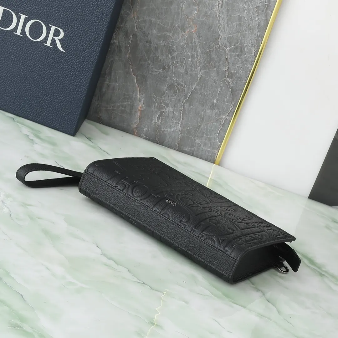 Dior 黑色 牛皮 宽敞的拉链隔层适合收纳手机 还设有六个卡槽 手拿包 精致手拿款