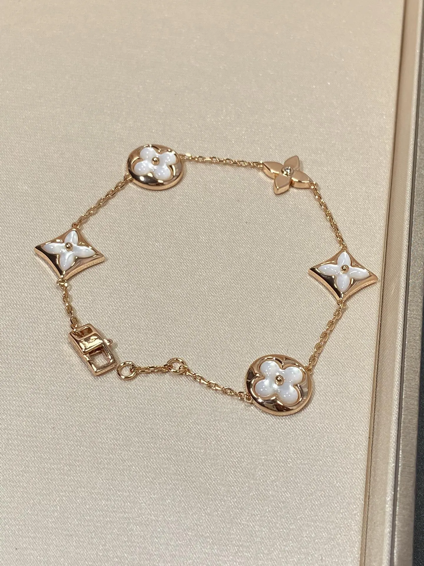 LV 玫瑰金 白色 金色 珍珠 手链 日常叠戴款