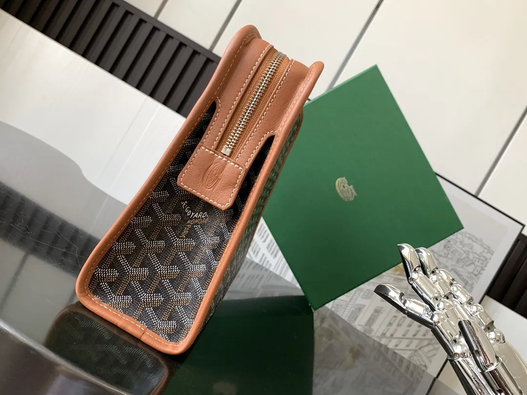 Goyard 其防水棉布衬里易于清洁 可通过其外部挂环将其挂在任何 化妆包 便携收纳款
