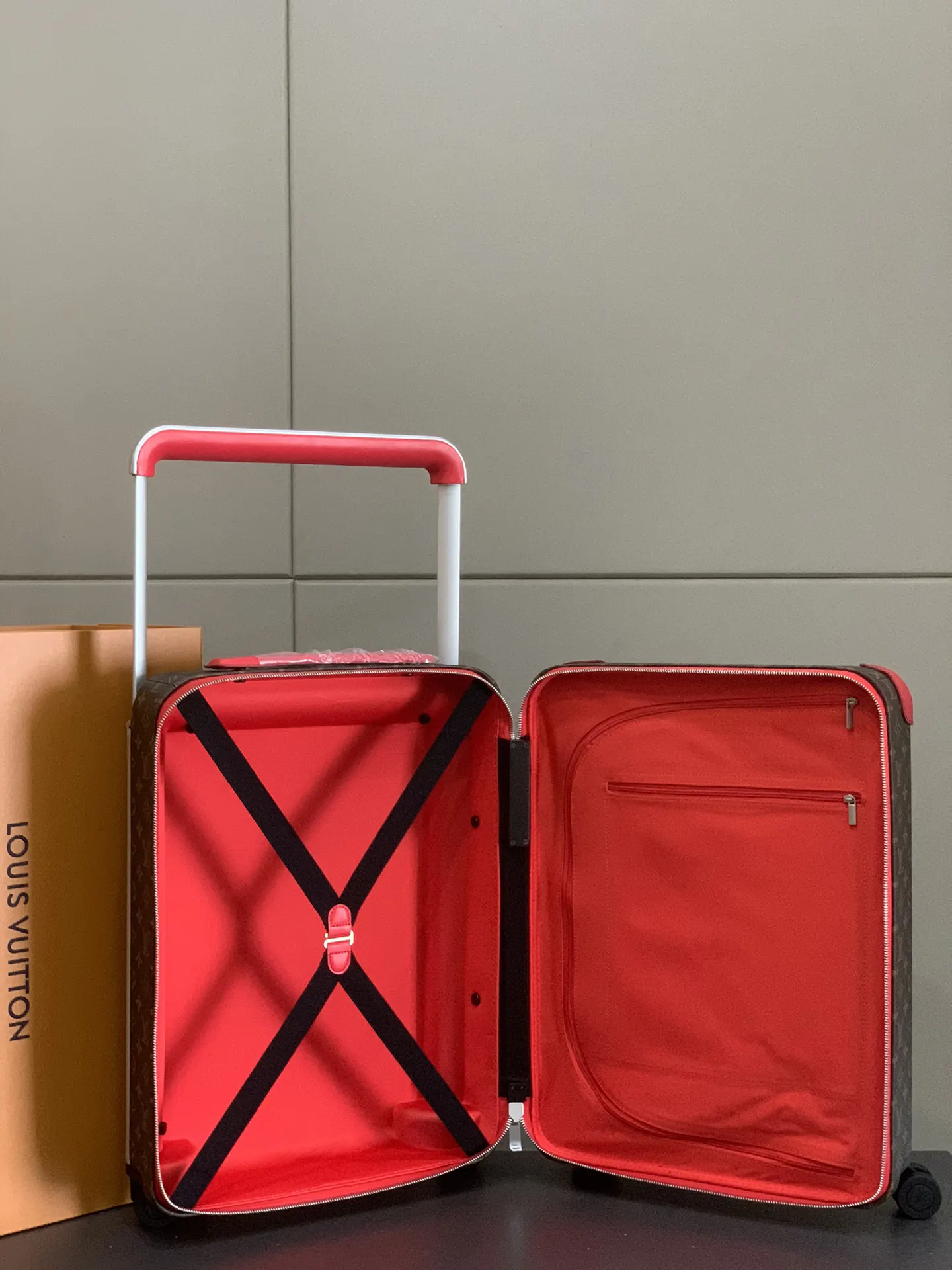 灰色 银色 拉杆真皮包裹 行李箱 旅行拉杆款 轻便出行款