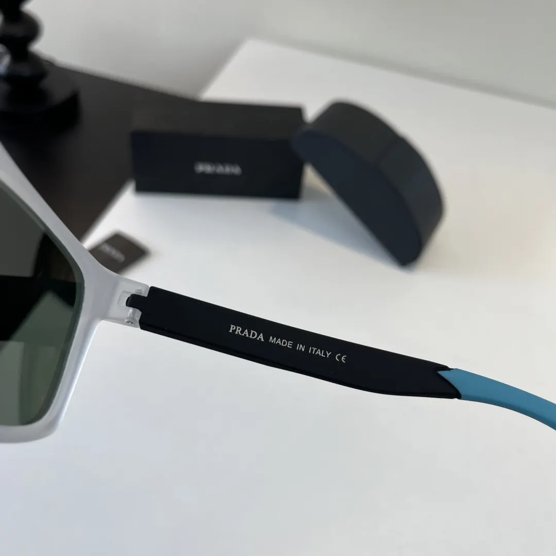 PRADA 太阳眼镜 时尚遮阳款