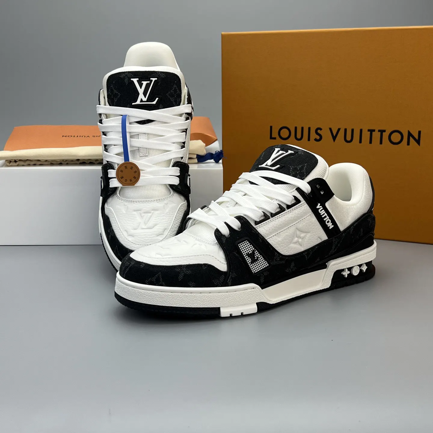 LV 黑白拼色運動鞋 厚底休閒款(數字18) LV 黑白拼色運動鞋 厚底休閒款(數字18)