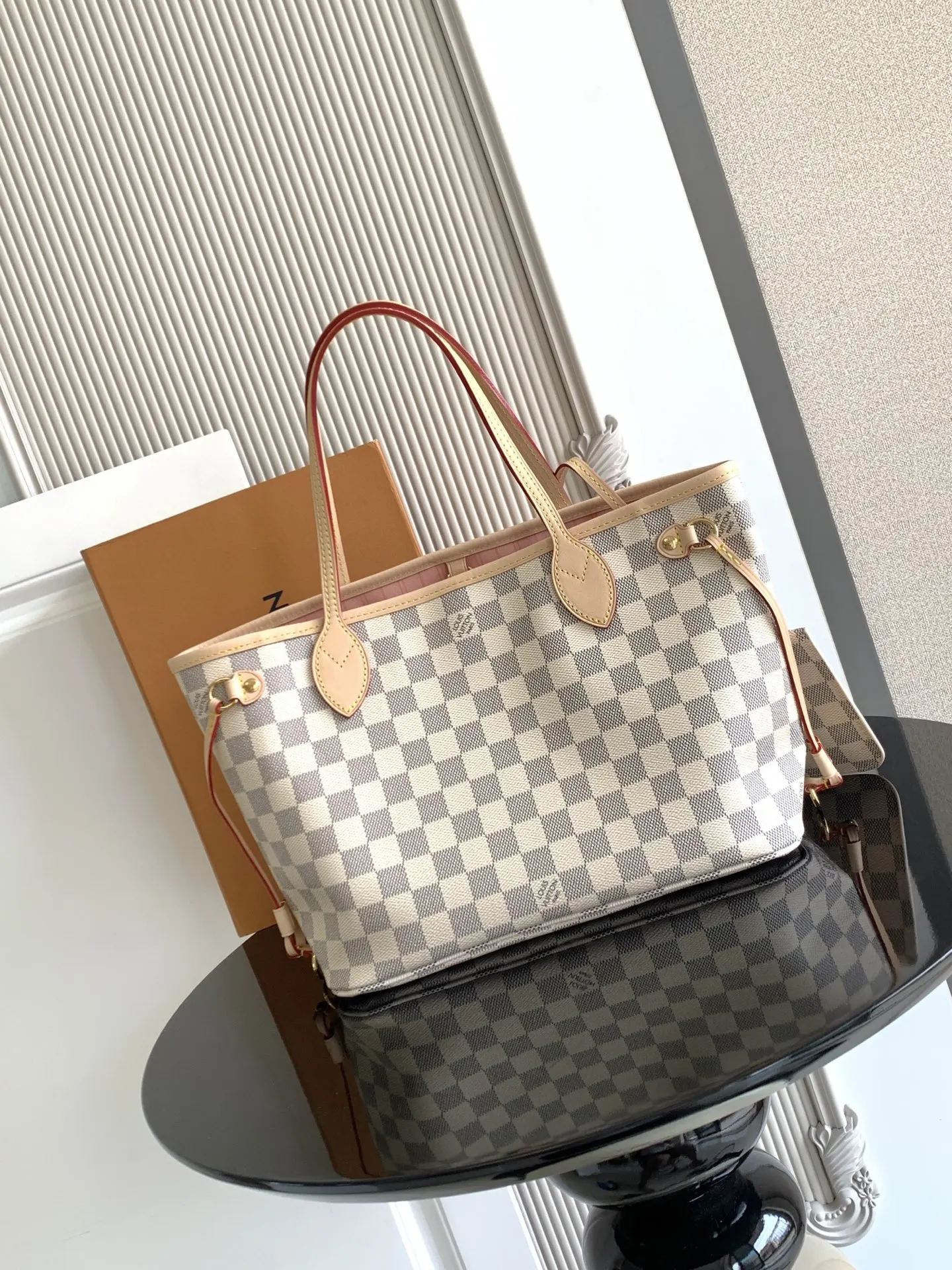 牛皮 两侧饰带无论束紧或舒展 均可展现别样风采 托特包 大容量托特款