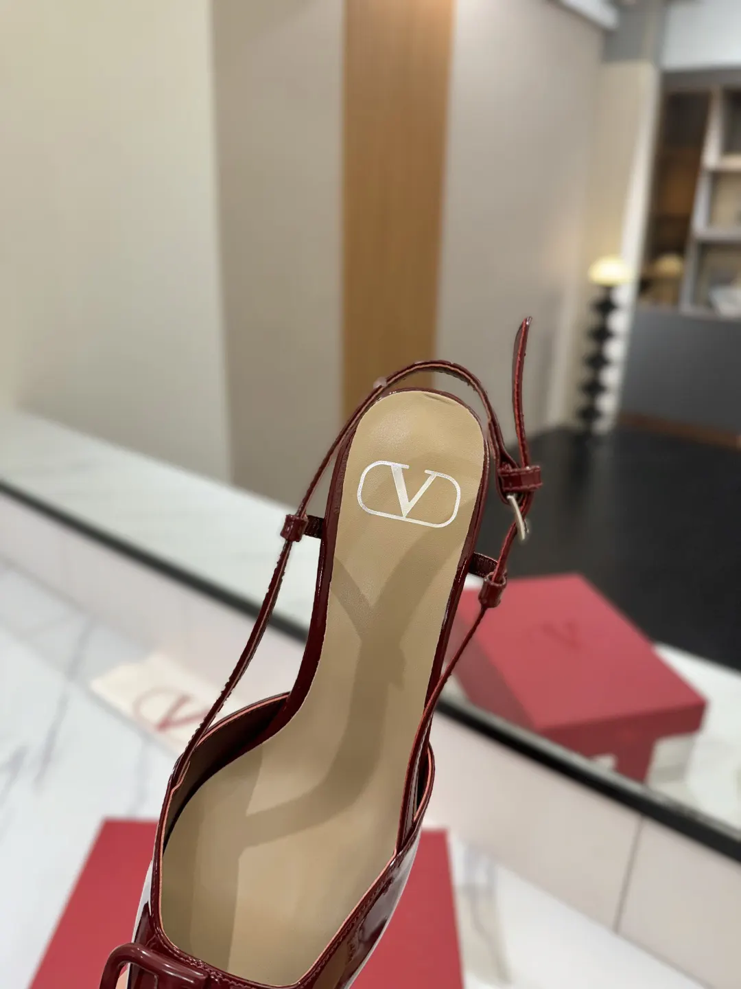 Valentino 拖鞋 轻便舒適款(數字8) Valentino 拖鞋 轻便舒適款(數字8)