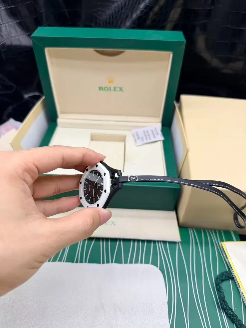 机械 它完整保留了最核心的视觉符号 八角形表圈 手錶 經典腕表款