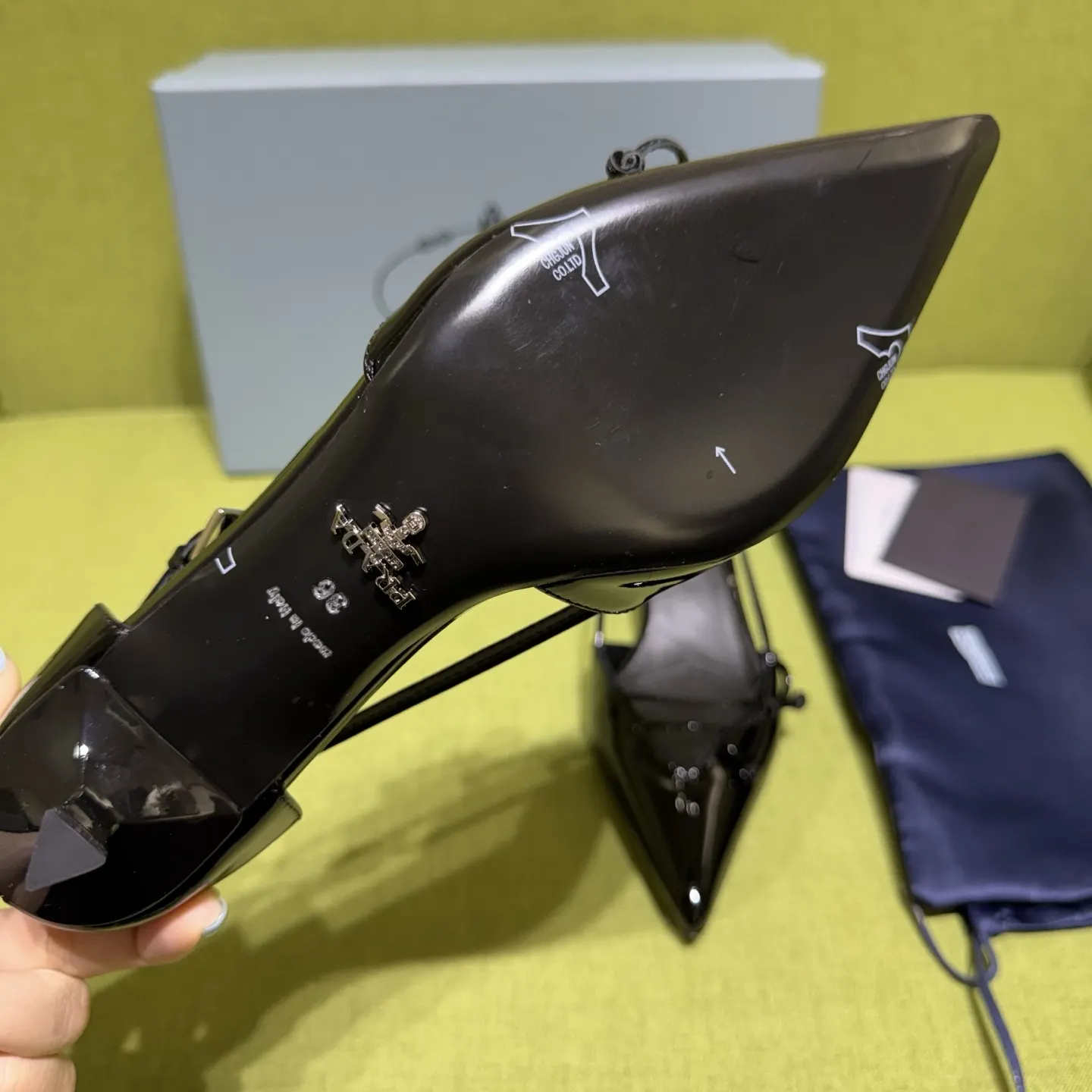 PRADA 羊皮 漆皮 字母 休闲鞋 舒适百搭款
