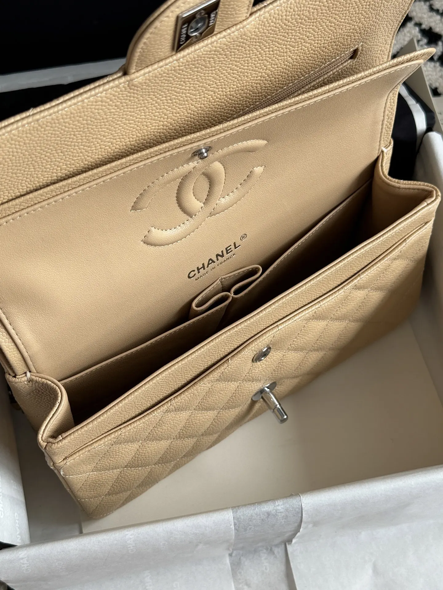 Chanel 米色荔枝纹牛皮翻盖链条包