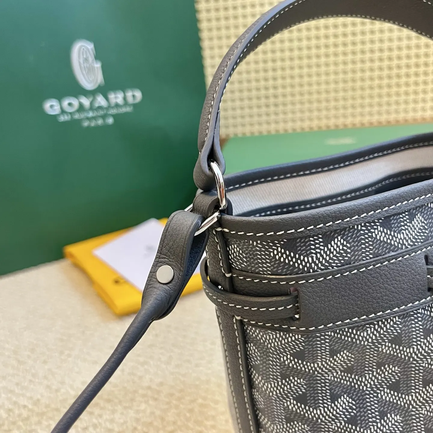 Goyard 皮革 轻盈小巧去始终保持标志性水桶百搭造型 水桶包 休闲水桶款