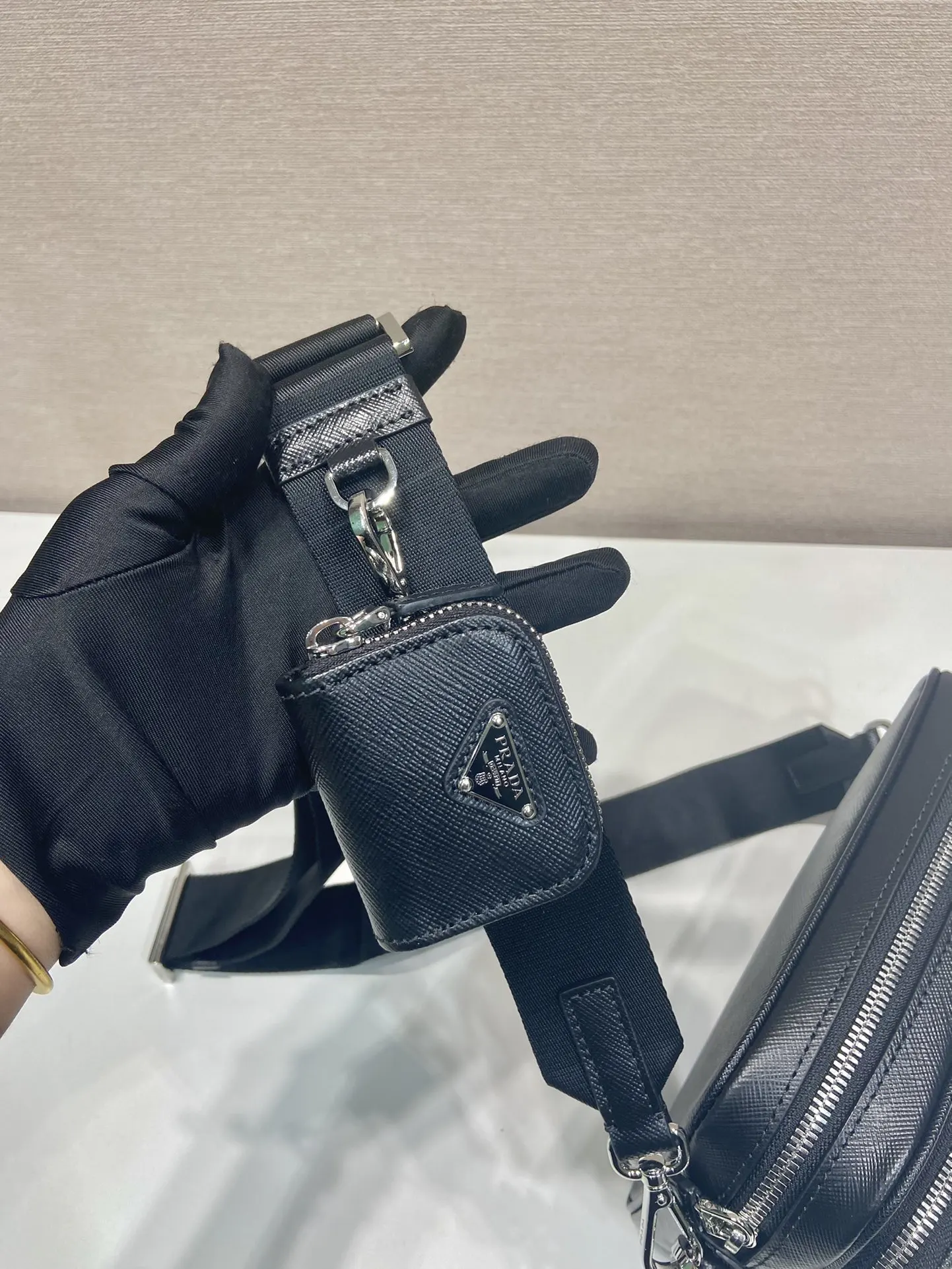 Prada Re-Nylon 2VH170 尼龙 Saffiano十字纹牛皮 三角标 单肩包