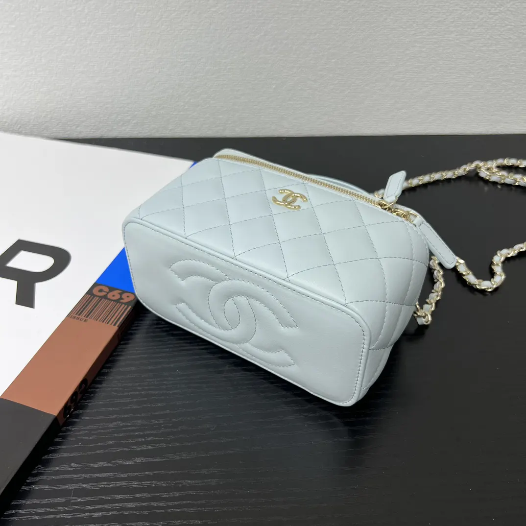 CHANEL 19 Bag 浅蓝色羊皮菱格链条包 小号款