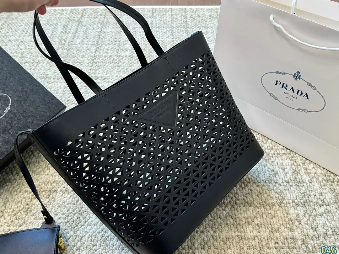 Prada 菱格镂空托特包 質感很高級 容量 大也很耐 大容量托特款