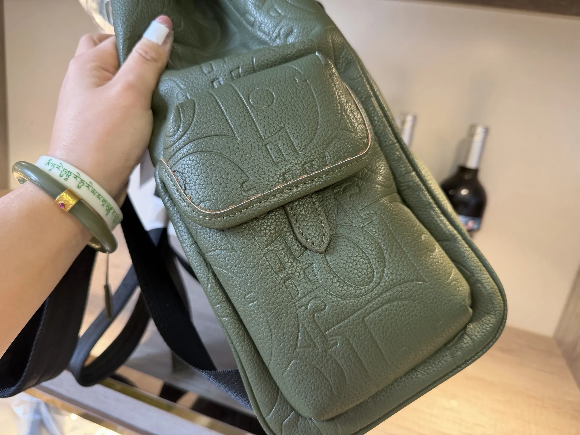 Dior 潮男必备单品 潮牌雙肩背包 定制五金 设 雙肩包 实用雙肩款(數字8) Dior 潮男必备单品 潮牌雙肩背包 定制五金 设 雙肩包 实用雙肩款(數字8)