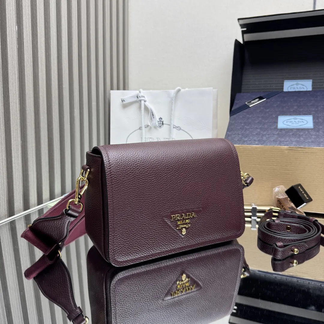 Prada 牛皮 字母 Logo 双肩背包 轻便实用