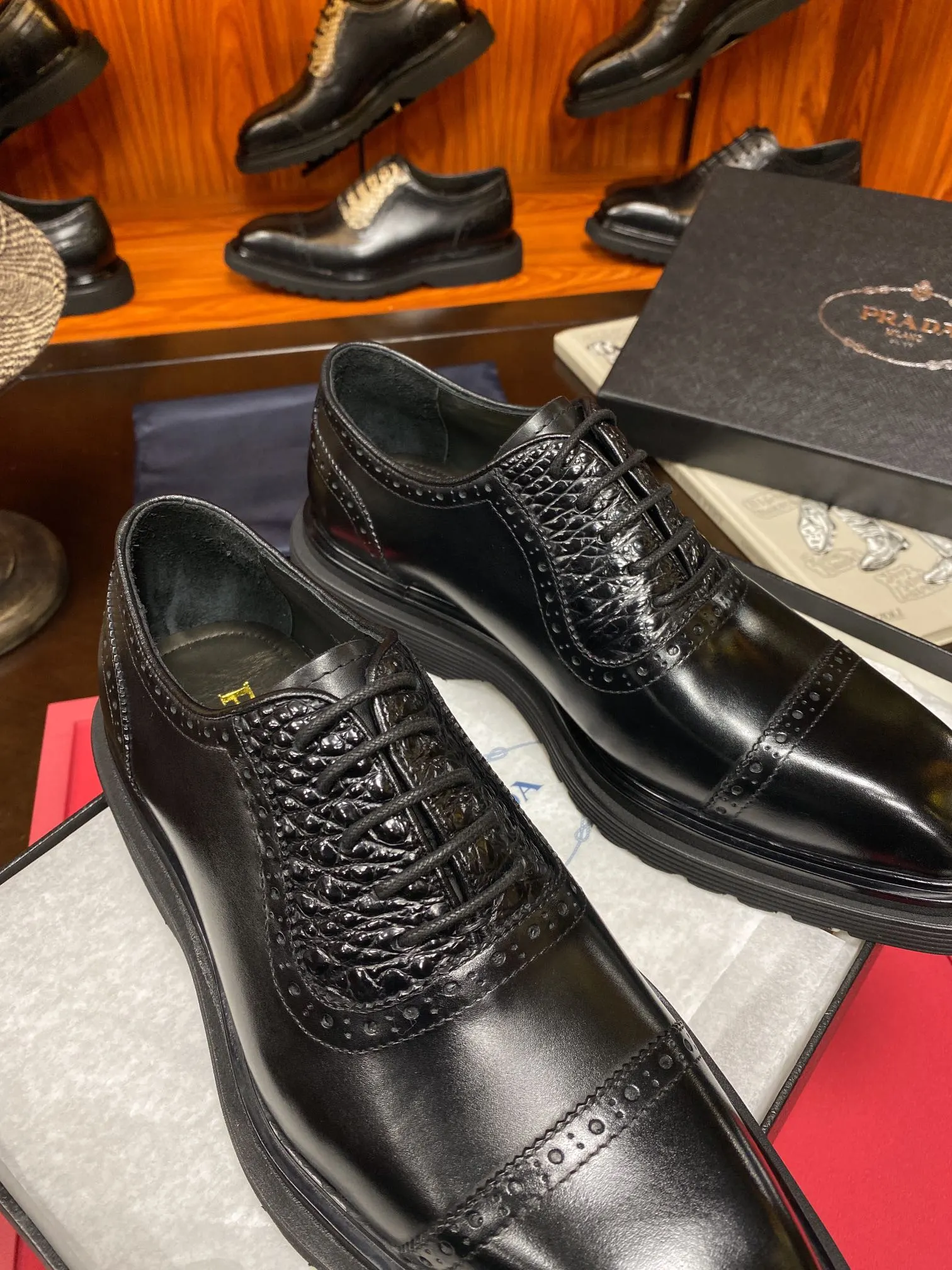 Prada 鳄鱼皮 牛皮 休闲鞋 舒适