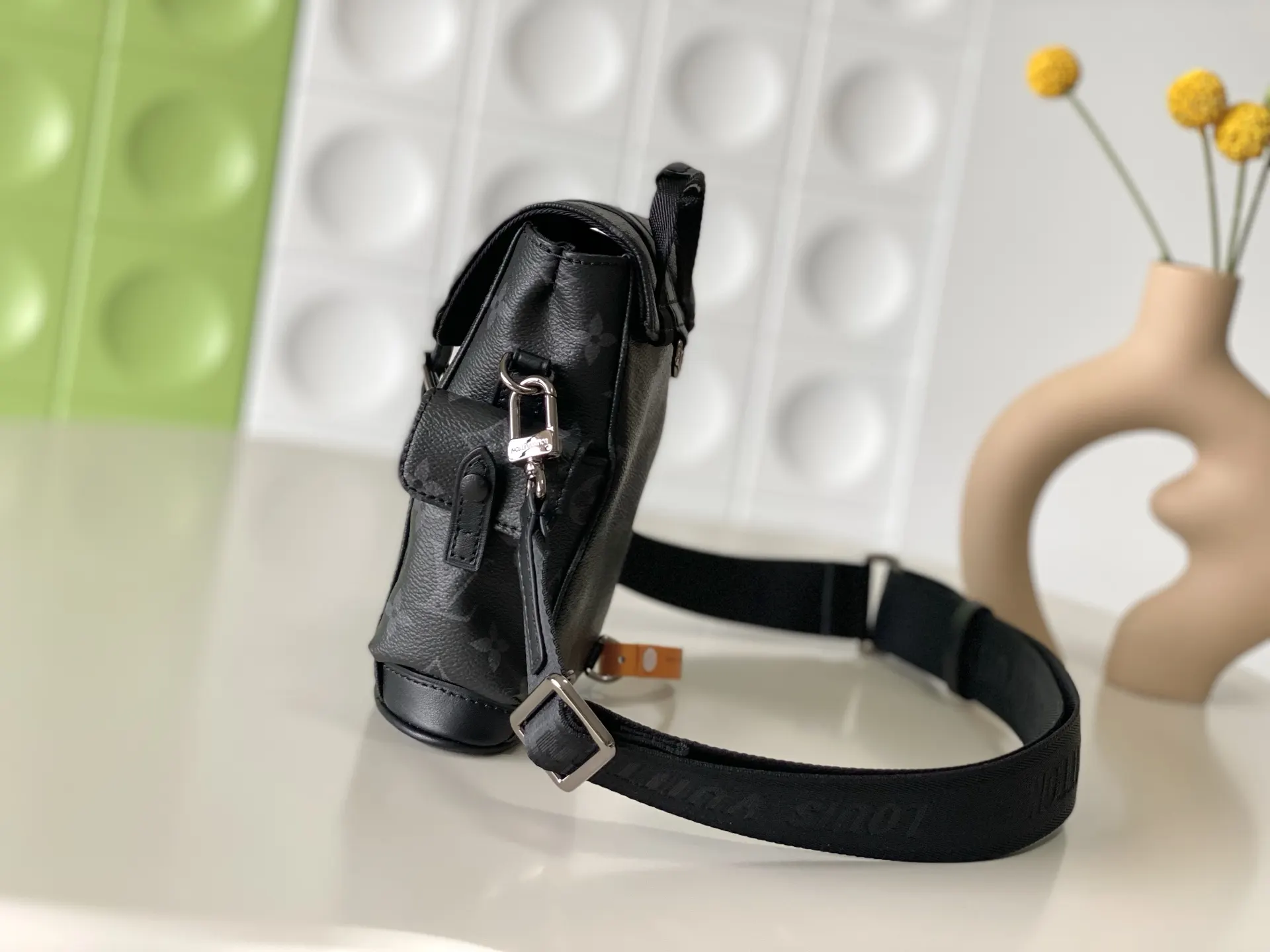 LV 可拆卸肩带与 形环增添斜挎选择 亦可作單肩包 雙肩包 实用雙肩款