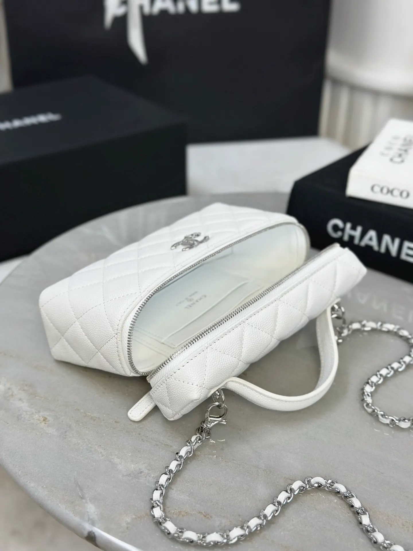 CHANEL 19 Bag 白色荔枝纹牛皮链条包 迷你款