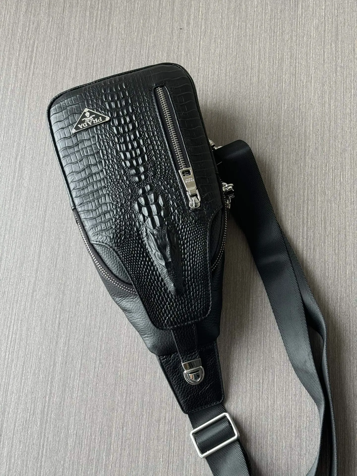 Prada 黑色 鳄鱼皮 牛皮 腰包 轻便实用