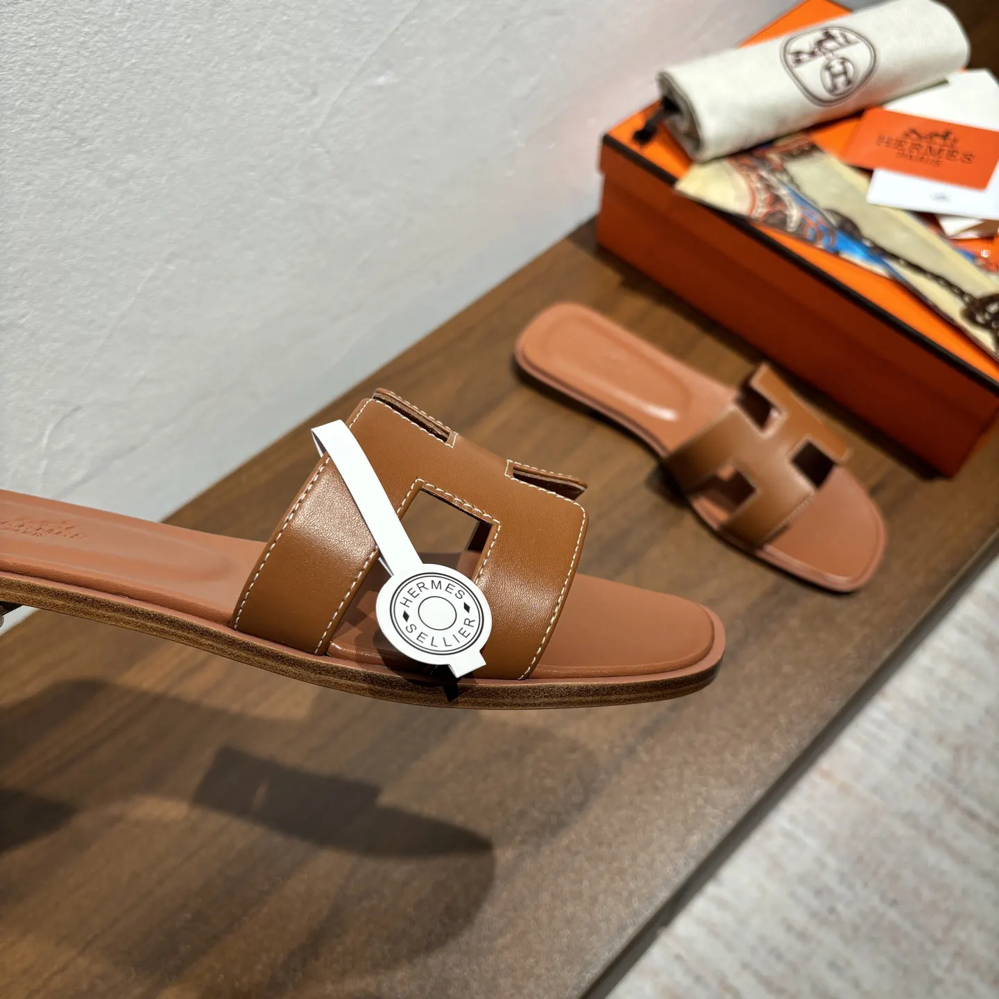 Hermès 琥珀色白线 小牛皮 拖鞋 舒适