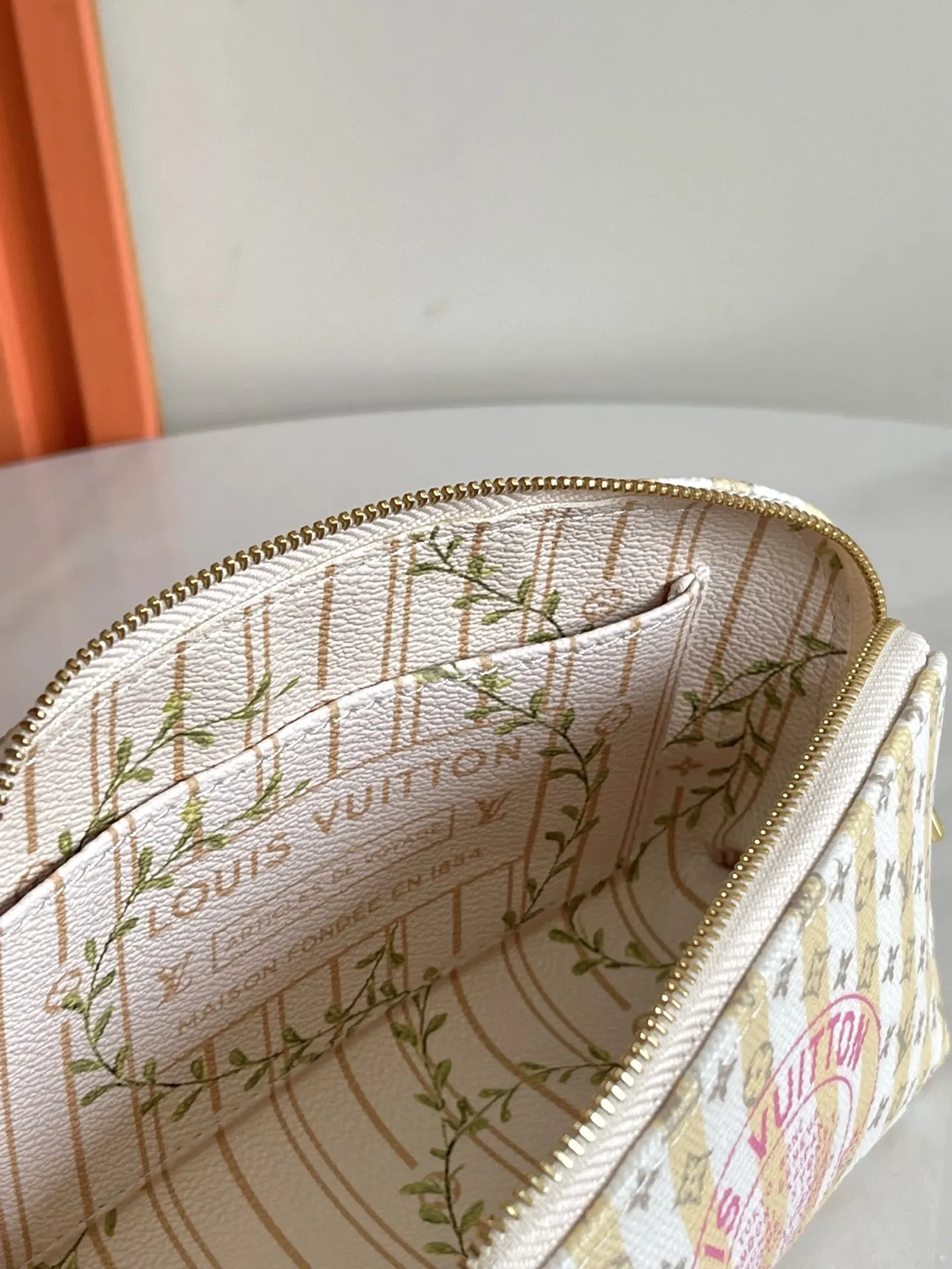 LV 卡其 帆布 化妝包 便携收納款(數字9) LV 卡其 帆布 化妝包 便携收納款(數字9)