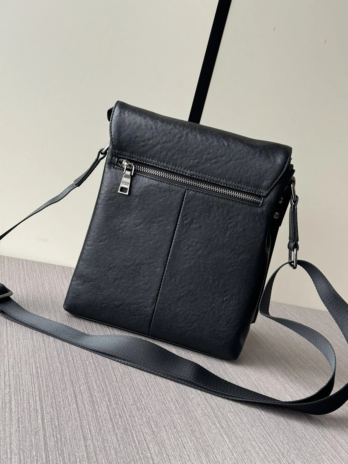 Prada 黑色 牛皮 Logo 斜挎包