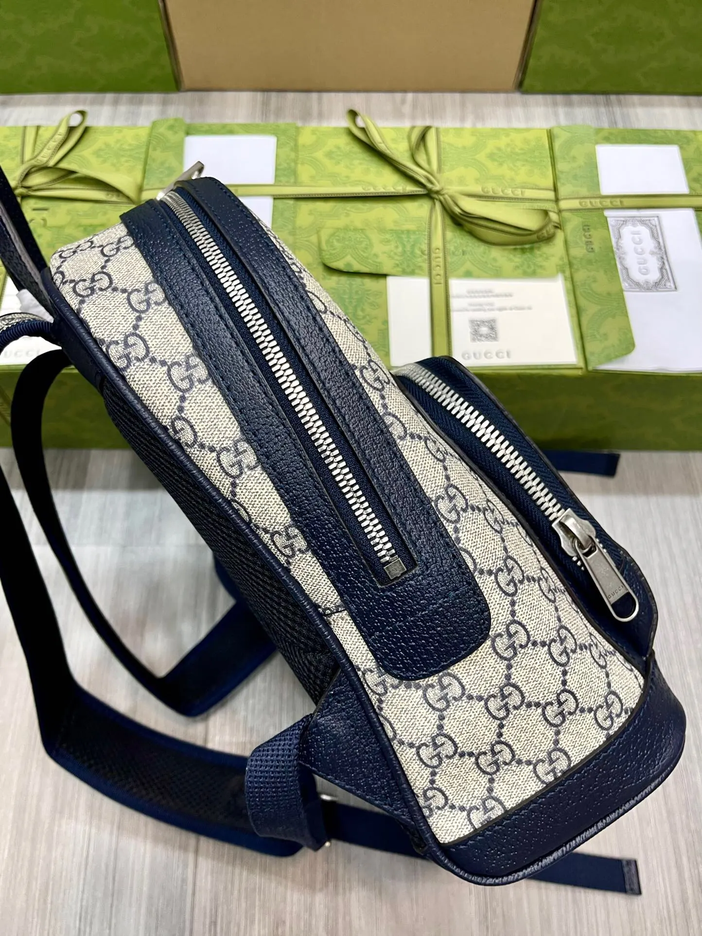 藍色 米色 帆布 在 爱的进行曲 全新时装系列中 品牌推出了藍色和米色 雙肩包 实用雙肩款