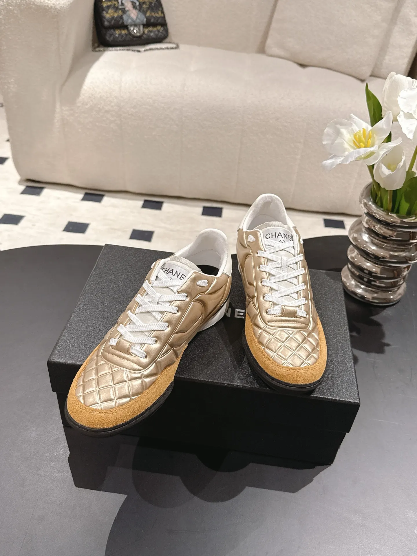 Chanel 米金色羊皮休闲鞋 亮面