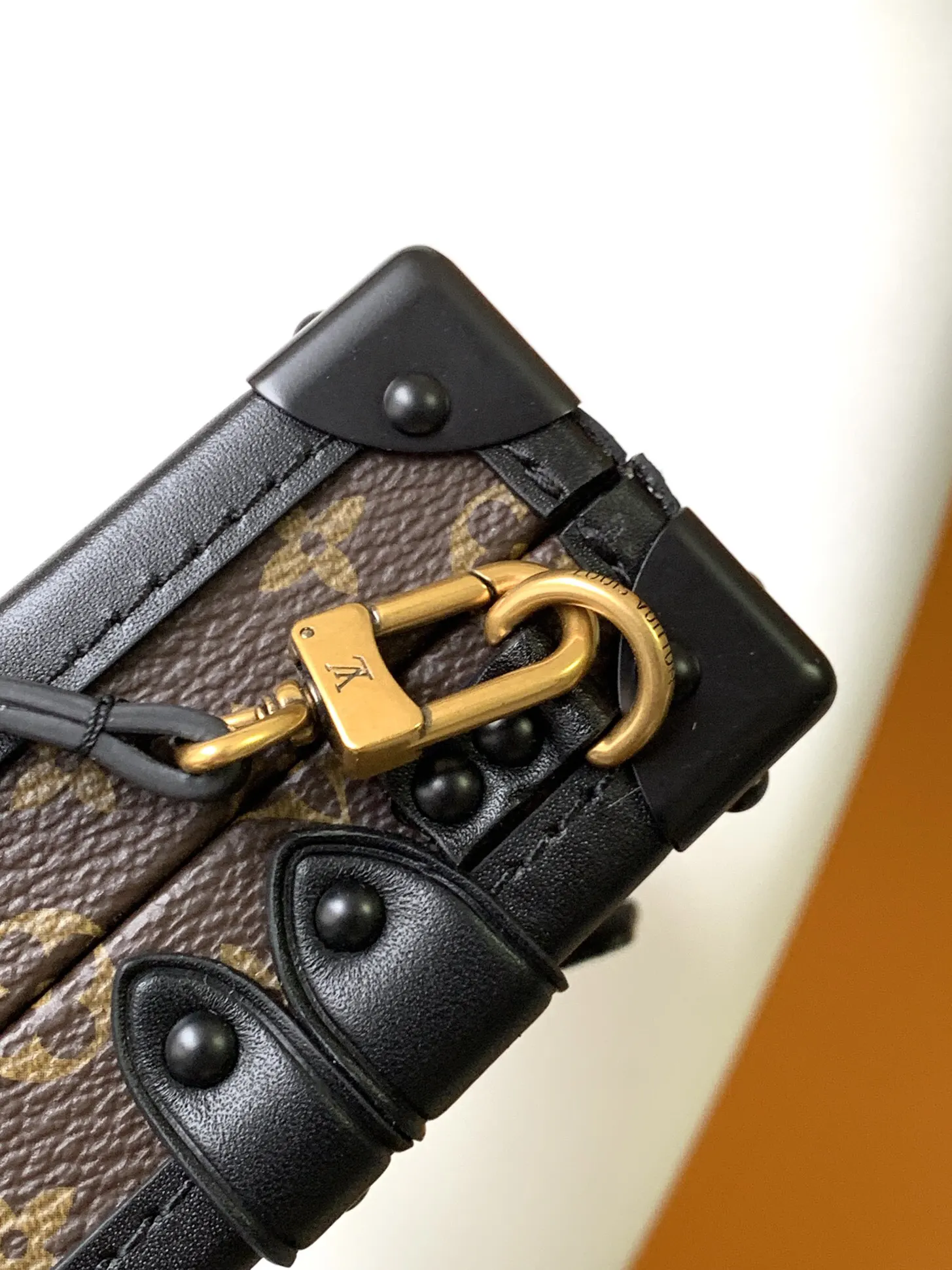 LV 牛皮 可作手拿包 也可通过可调节肩带斜挎 精致手拿款