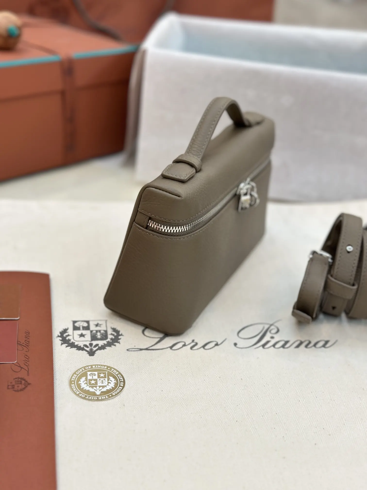 小牛皮 Loro Piana Extra Poket 手拿包 精致手拿款