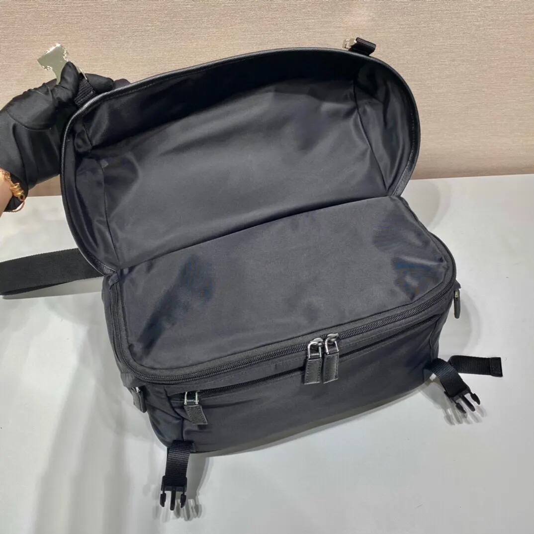 PRADA 2VH991A Re-Nylon尼龙 Saffiano十字纹牛皮 三角标 邮差包 通勤百搭款