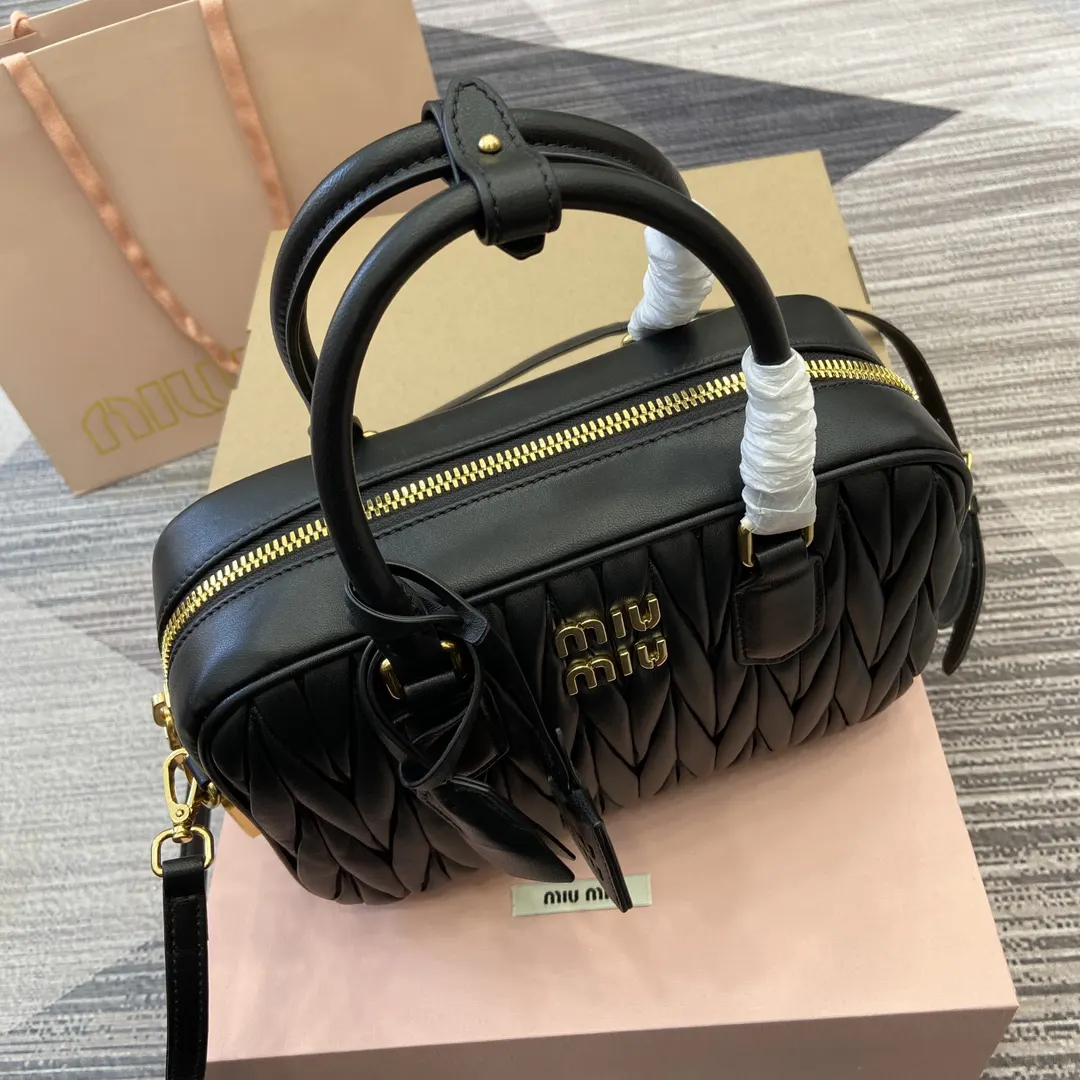 黑色 羊皮 ～可拆卸可调式肩带 ～拉链开合 ～带衬里 个贴袋 斜背包 輕便斜挎款