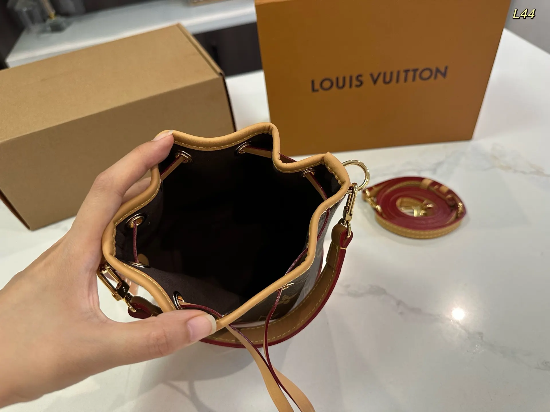 LV 钢五金 水桶包 休闲水桶款