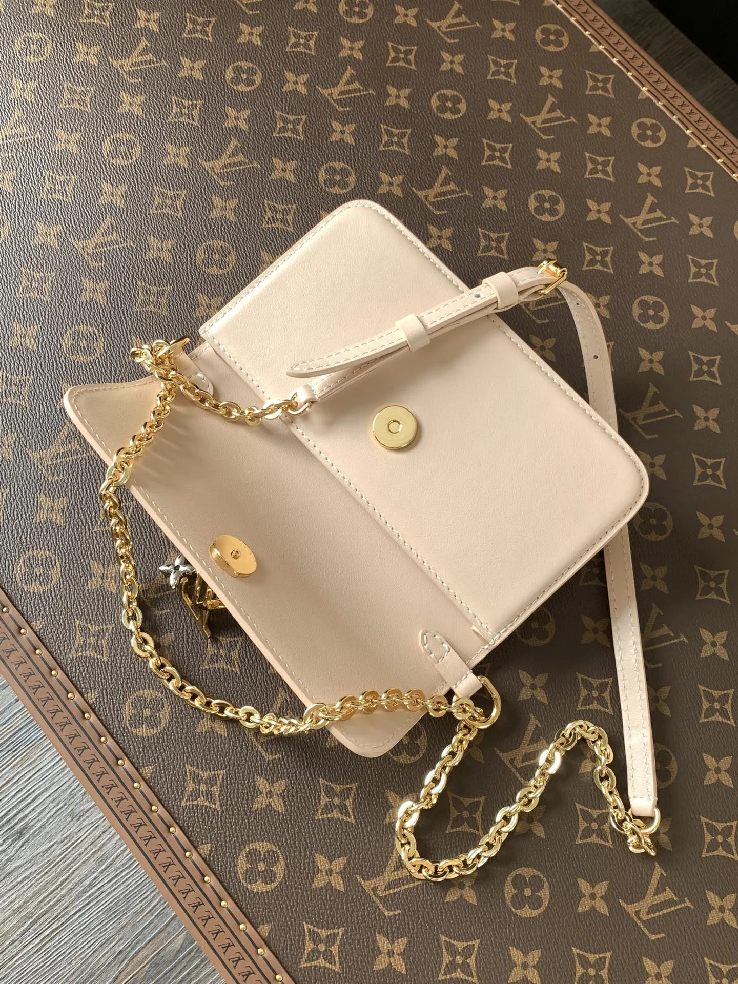 LV 黑色 杏色 牛皮 鏈條包 精致鏈條款