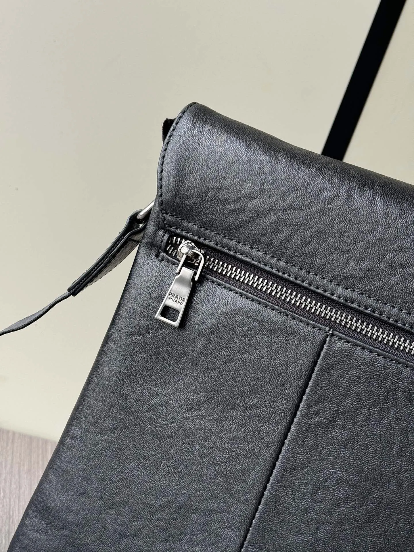 Prada 黑色 牛皮 Logo 斜挎包
