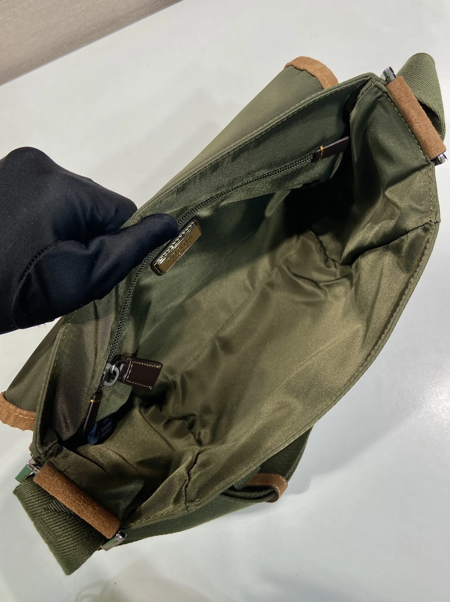 小牛皮 容量空间大 又是一款永久不过时 斜背包 輕便斜挎款