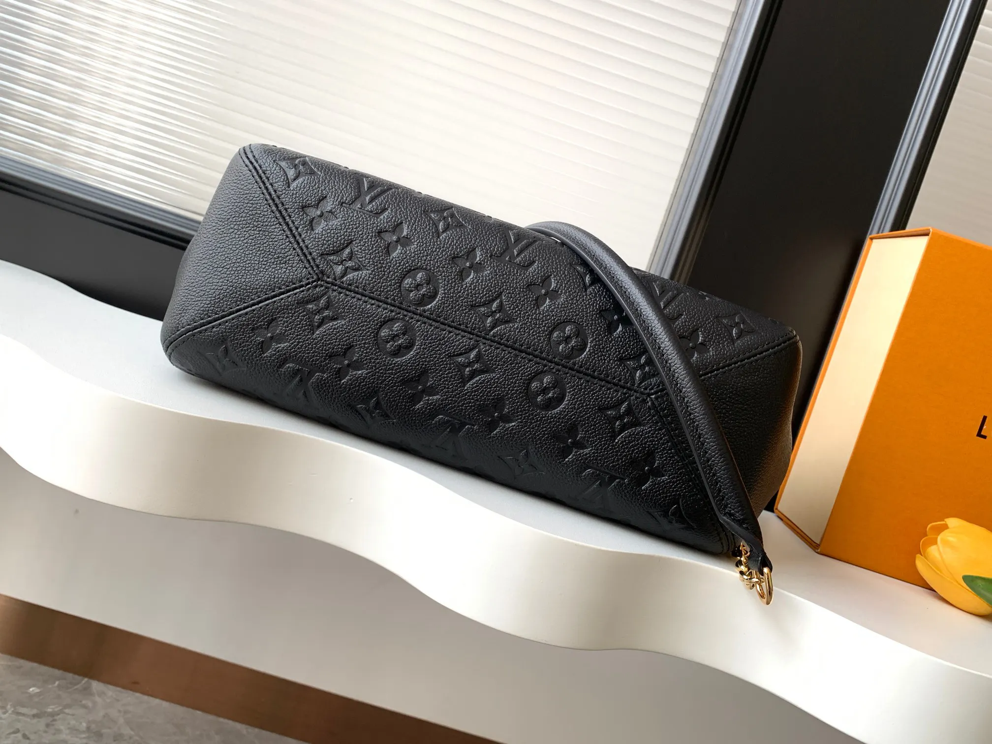 LV 黑色 米白 牛皮 鏈條包 精致鏈條款(數字2) LV 黑色 米白 牛皮 鏈條包 精致鏈條款(數字2)