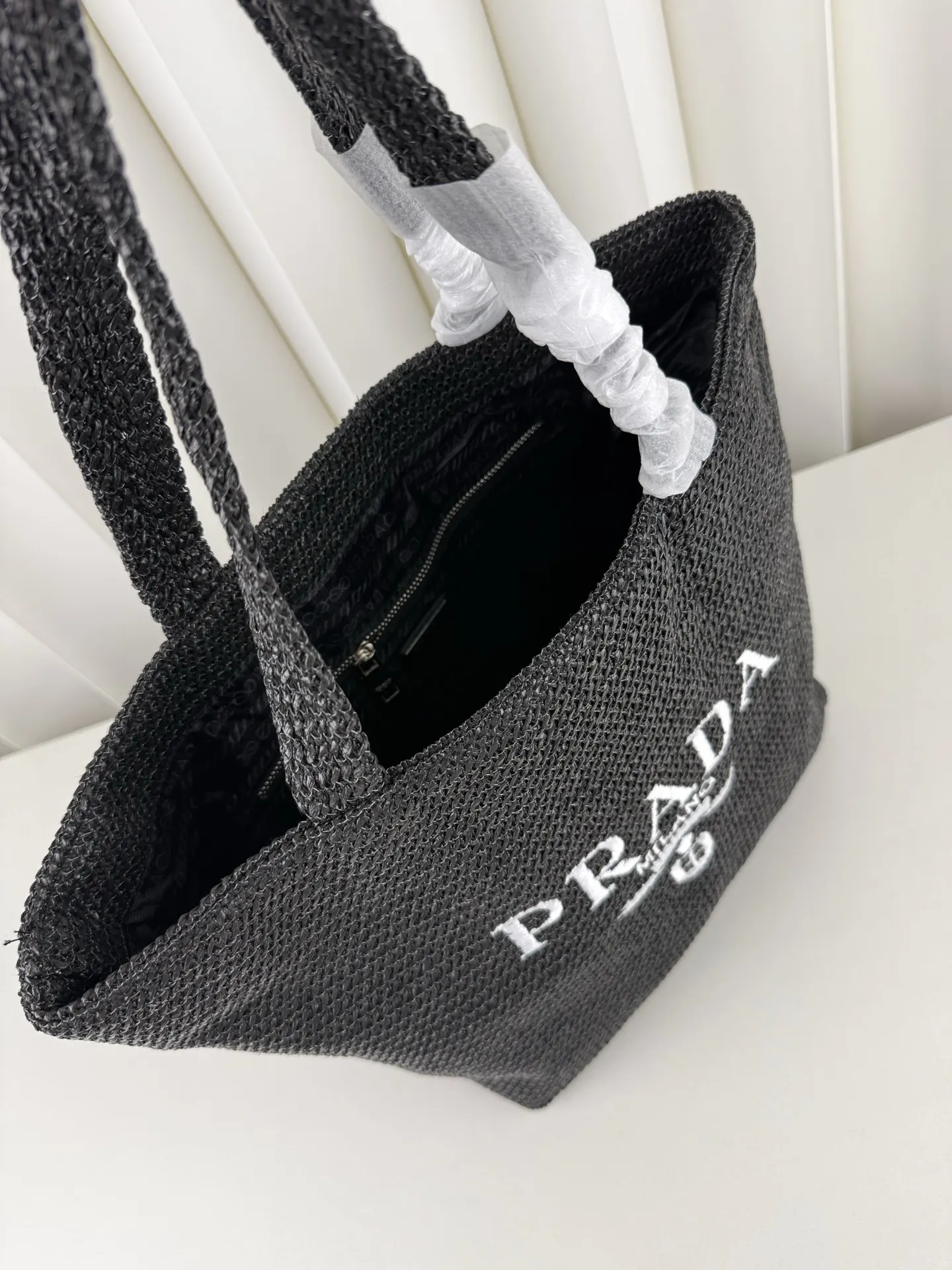 Prada 草编度假包 黑 杏双色 软乎乎编织袋 度 手拿包 精致手拿款