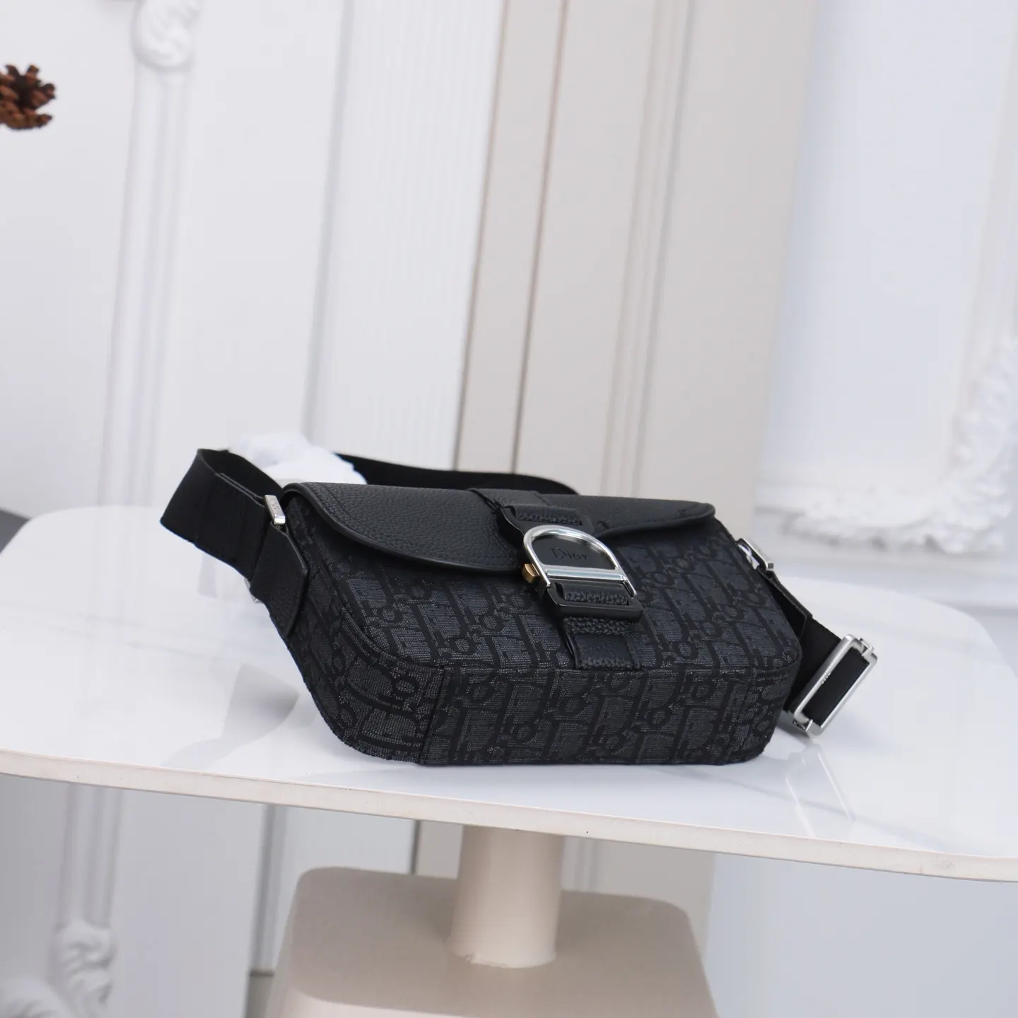 Dior Saddle 黑色牛皮翻盖信使包 宽肩带 斜挎包