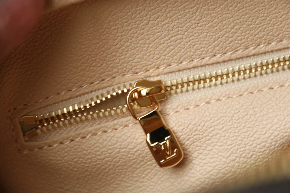Louis Vuitton Monogram Cosmetic Pouch Leather Image 9 Louis Vuitton Monogram Cosmetic Pouch Leather Image 9