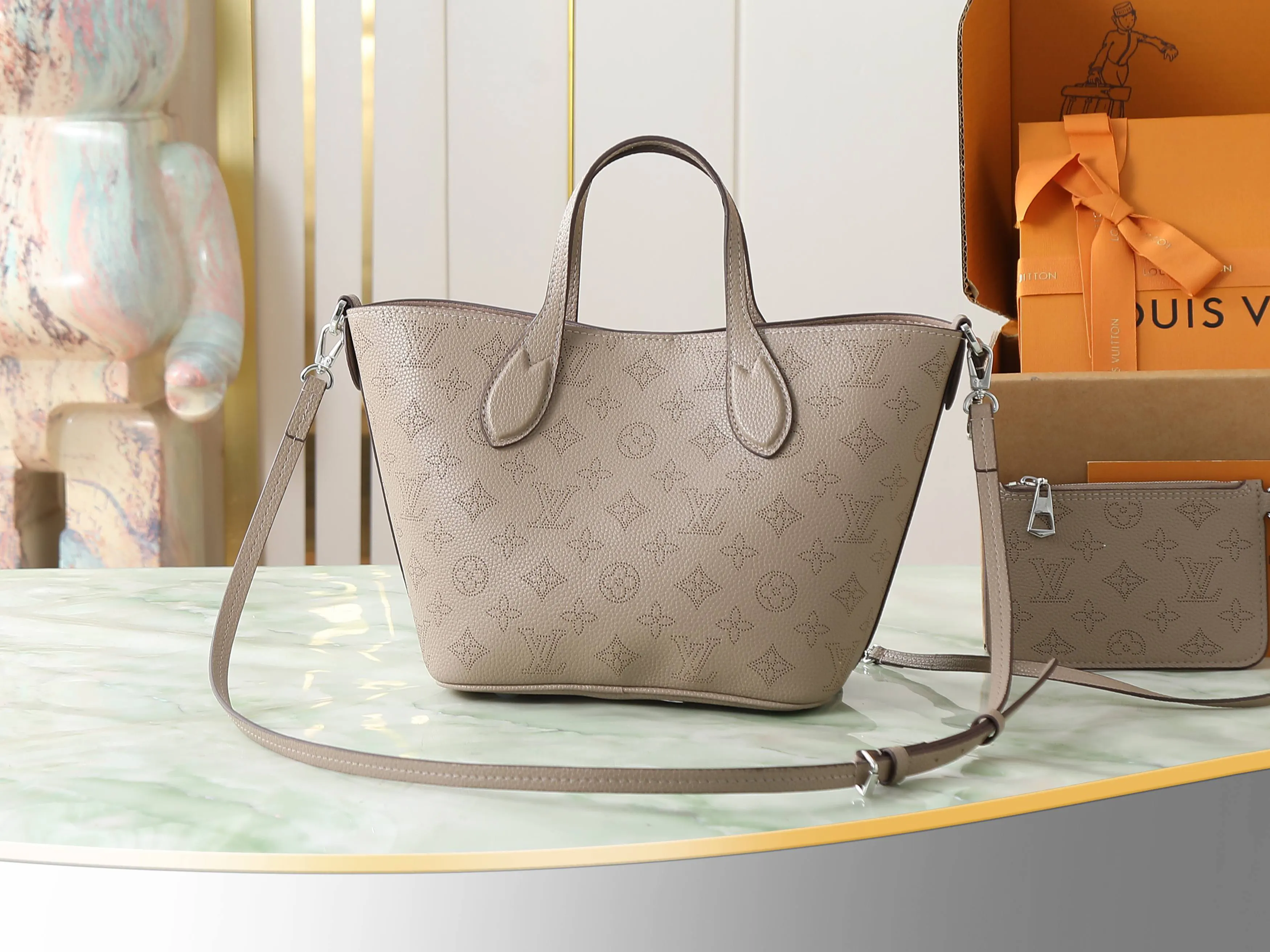 LV gray, tote bag, large-capacity commuter model Image 3 LV gray, tote bag, large-capacity commuter model Image 3