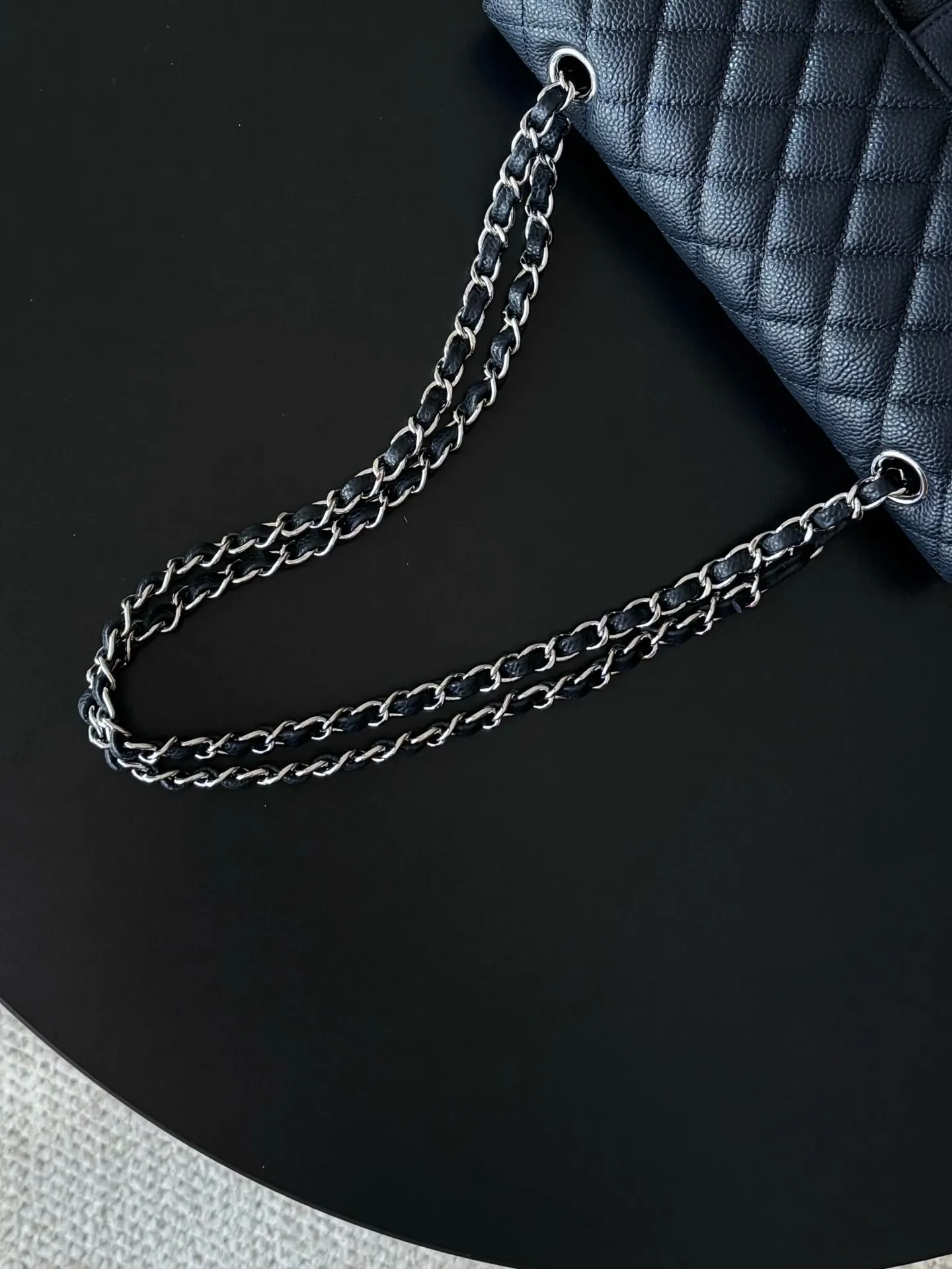 Chanel 黑色魚子醬牛皮翻蓋鏈條包 金扣