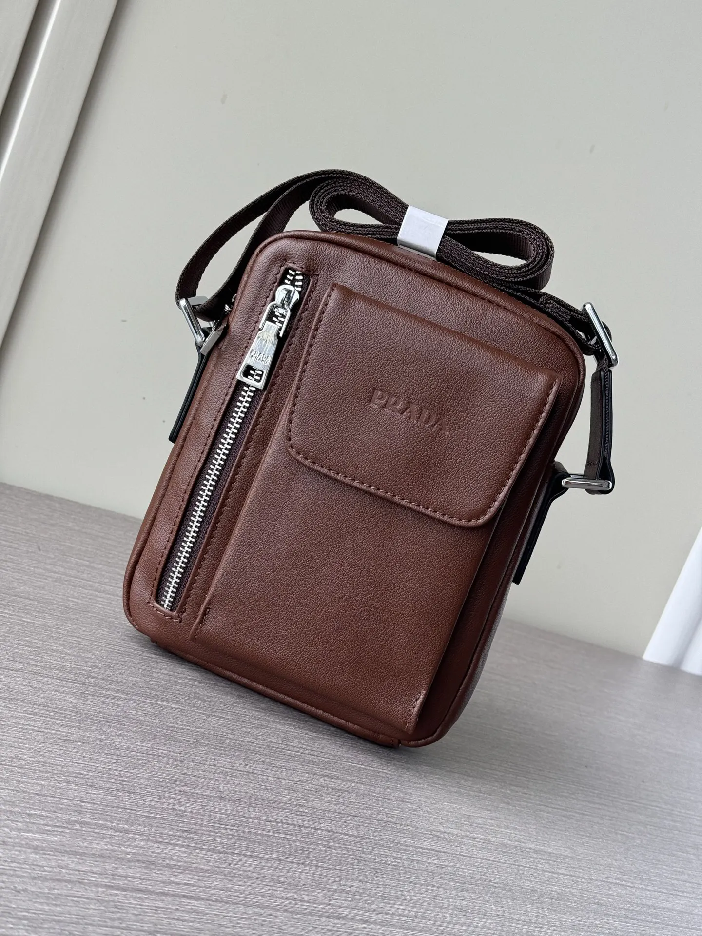 Prada 黑色 牛皮 Logo 斜挎包